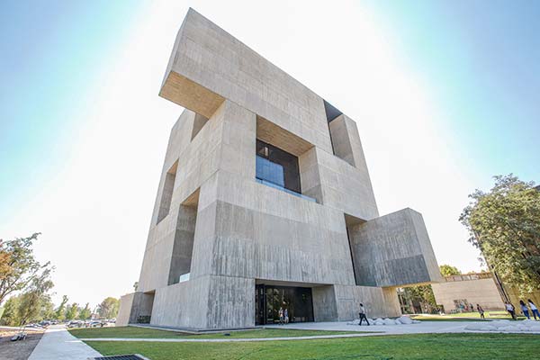 Estudio del Centro de Innovación UC devela diferencias en regulación de IA en temas de riesgos y ética