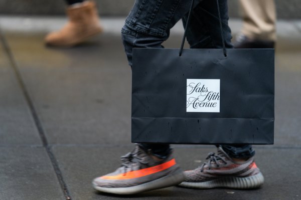 Propietario de Saks adquiere Neiman Marcus en US$2.650 millones y se unen las dos mayores cadenas de grandes tiendas de lujo de EEUU