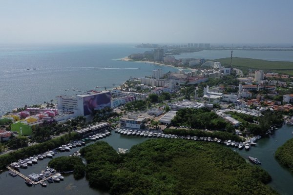 El huracán Beryl se dirige a México tras azotar el Caribe y los turistas repletan el aeropuerto de Cancún