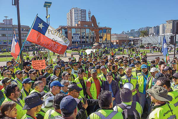 <p>Justicia formalizará a 10 trabajadores del Puerto Coronel por cometer "actos violentos" durante paralización</p>