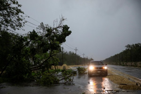 El huracán Beryl azota México con fuertes vientos y lluvias, mientras los principales balnearios permanecen bajo alerta roja