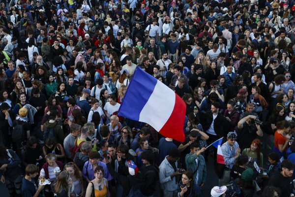 <p>La izquierda logra una sorpresiva victoria en las elecciones legislativas francesas y frustra a la extrema derecha</p>