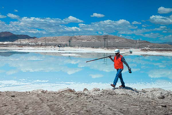 SQM llega a acuerdo con sindicato de litio más grande del mundo: aumento de sueldos y bonos