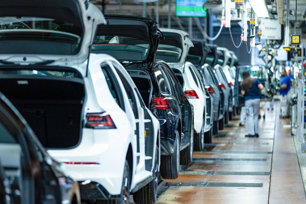 <p>Volkswagen recorta pronósticos para el año por cierre de planta de Audi ante baja demanda por autos eléctricos</p>