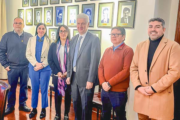 <p>Etcheberry en una de las reuniones, con la directiva nacional de Aneiich.</p>