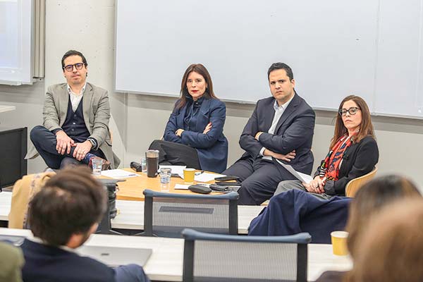 <p>Los panelistas: Pedro Lluch, Paola Cifuentes, Javier Wilenmann y Paula Vargas (moderadora). Foto: José Montenegro</p>