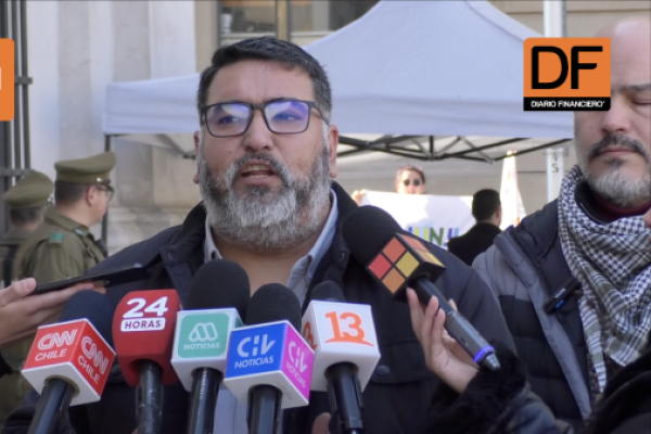 <p>Ahora en DF | CUT y Mesa del Sector Público entregan carta en La Moneda por “demora e incumplimento” de acuerdos</p>
