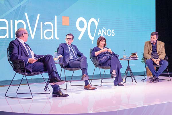 <p>Los economistas Sergio Urzúa y María Olivia Recart, junto al escritor Cristián Warnken y el socio de LarrainVial, José Manuel Silva.</p>