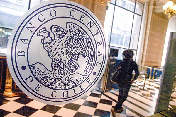 <p>Economistas suben la expectativa de inflación y ahora esperan solo dos bajas de tasas en el segundo semestre</p>