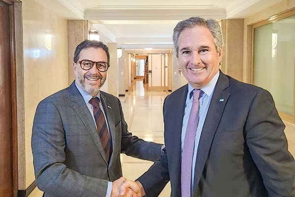 <p>Rodrigo Hinzpeter junto al secretario de Comercio de Argentina, Pablo Lavigne.</p>