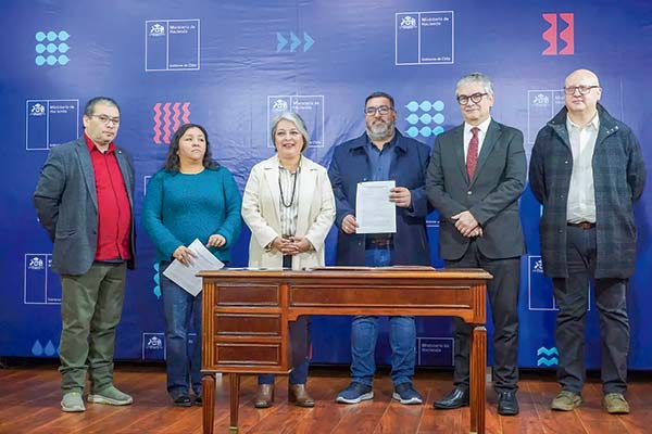 Ministra del Trabajo firma la promulgación del proyecto que amplía el Subsidio Único Familiar