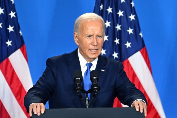 Biden confunde a vicepresidenta Harris con Trump en esperada conferencia de prensa y no logra calmar temores sobre su campaña