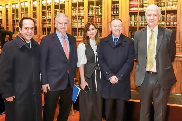 <p>De izquierda a derecha: Ramiro Mendoza, Felipe Larraín, Carolina Fuensalida, José García y Javier Etcheberry.</p>