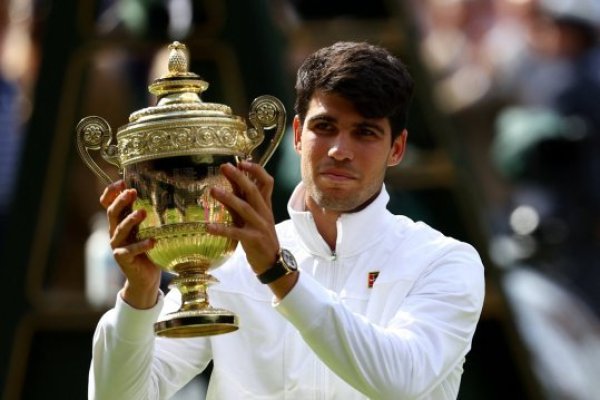 <p>El español Carlos Alcaraz posa para una fotografía con el trofeo después de ganar su final individual masculina contra el serbio Novak Djokovic. Foto: REUTERS</p>
