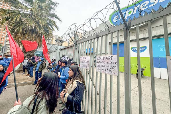 <p>Se acaba huelga en Walmart Chile: trabajadores se acogen a artículo para mantener el contrato colectivo vigente</p>