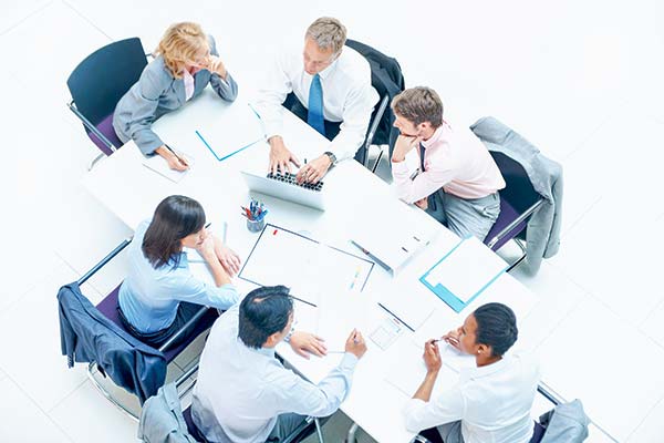 <p>Encuesta EY y DF: empresas chilenas elevan proyecciones de ventas y utilidades para 2024</p>