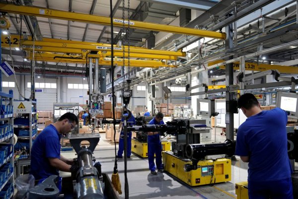 <p>La economía china se tambalea en el segundo trimestre y aumenta la presión para aplicar más estímulos</p>
