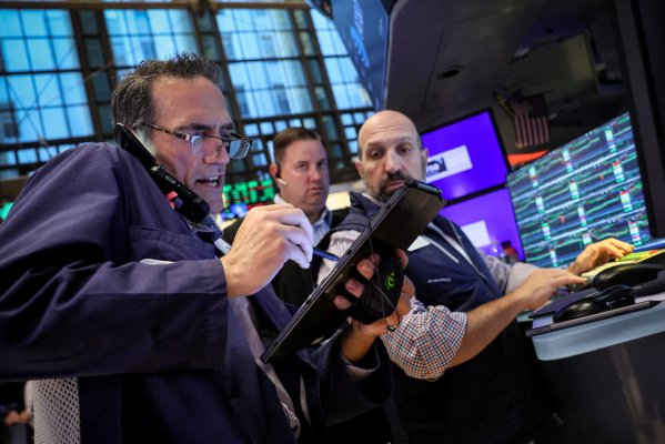 <p>El Dow Jones anota un nuevo récord en medio de expectativas de baja de tasas</p>