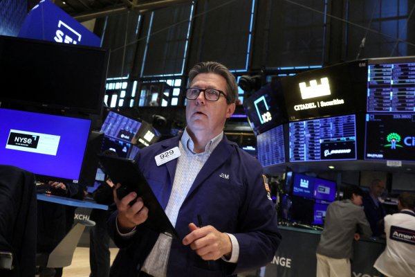 Dólar y futuros de EEUU suben mientras el mercado sopesa posible victoria de Trump