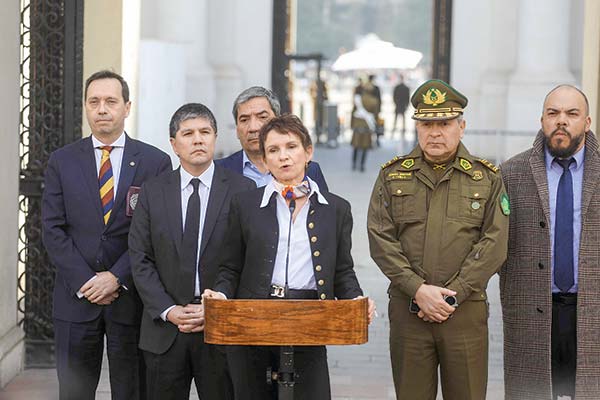 Boric no descarta el Estado de Sitio en la Metropolitana, pero afirma que la experiencia comparada de involucrar a las FFAA en zonas urbanas “no es positiva”