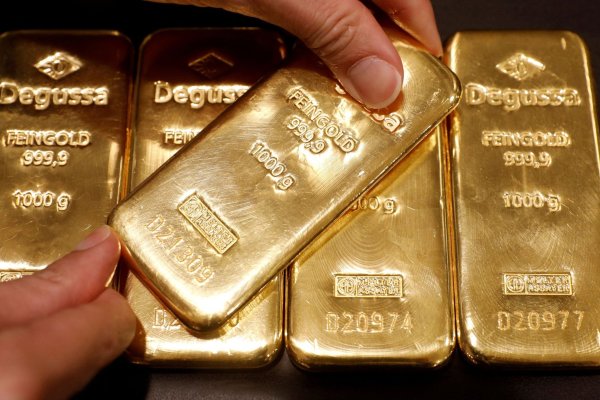 Oro bate récord histórico en medio de las apuestas a una baja de las tasas de interés en EEUU