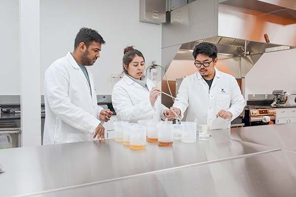 <p>Científicos de NotCo en los laboratorios de la foodtech.</p>