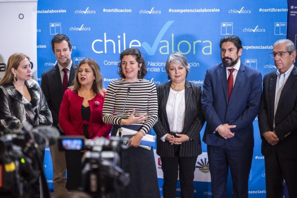 <p>Las ministras de Ciencia, Aisén Etcheverry, y de Trabajo, Jeannette Jara, durante la firma del acuerdo. Foto: Ministerio de Ciencia</p>