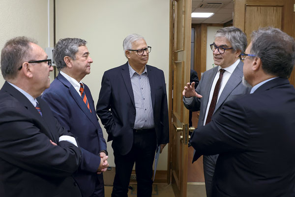 <p>El ministro Marcel se reunió ayer en Santiago con los integrantes de la comisión de Hacienda del Senado, con quienes -como muestra la imagen- ha dialogado en más de una ocasión en Valparaíso.</p>