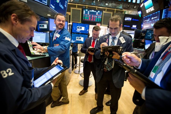Resultados corporativos impulsaría al S&P 500, con Alphabet y Tesla en camino, señala encuesta