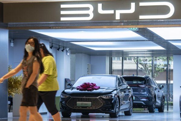 <p>Berkshire Hathaway, de Warren Buffett, reduce participación en automotriz china BYD a menos de 5%</p>