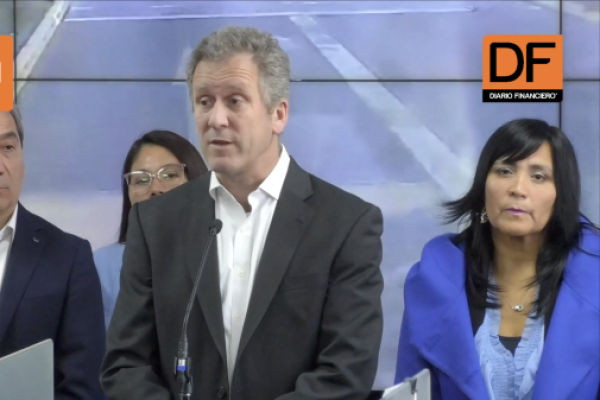 <p>Ahora en DF | Ministro de Transportes anuncia plan piloto de seguridad en buses RED: incluye paradas nocturnas flexibles, botón de emergencia y mejora de paraderos</p>