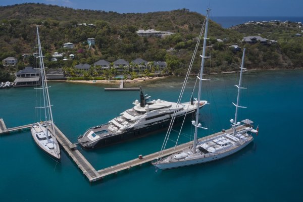 Un superyate abandonado en el Caribe por un oligarca ruso hace más de dos años al fin tiene un anónimo nuevo dueño