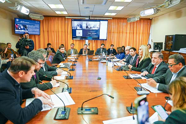Retiros de fondos vuelven al Congreso: se despacharía a Sala a fines de agosto y UDI hace reserva de constitucionalidad