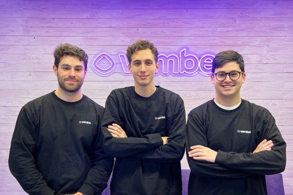 <p>Los cofundadores de Vambe, Nicolás Camhi, Matías Pérez y Diego Chahuán.</p>