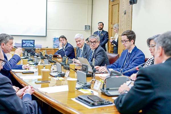 <p>Una de las novedades fue la asistencia del director (s) del SII, Javier Etcheberry, a la comisión junto al ministro Marcel. Foto: Ministerio de Hacienda</p>