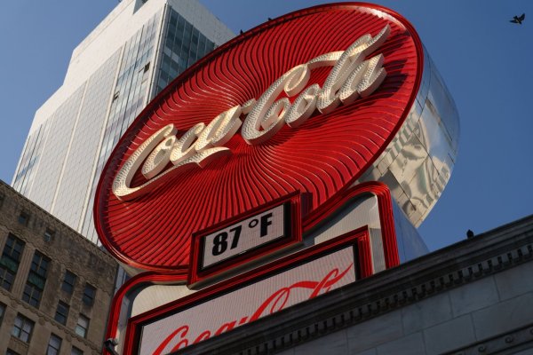 <p>Resultados de Coca-Cola superan estimaciones y compañía mejora las perspectivas para todo el año gracias a los precios más altos</p>