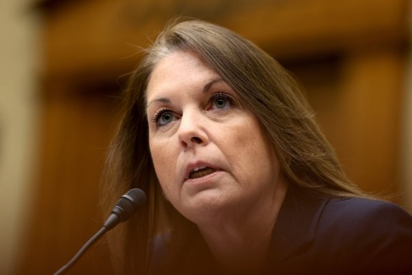 Renuncia la directora del Servicio Secreto de EEUU tras asumir responsabilidad por fallas en mitin en que se intentó matar a Trump