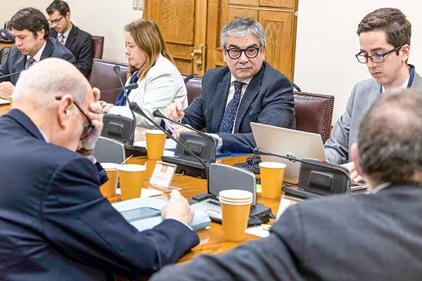 <p>Contrapesos al SII, combate a evasión y elusión y nueva recaudación: los ejes del acuerdo tributario Hacienda-Senado</p>