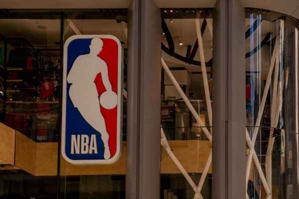 NBA concede derechos de transmisión a Amazon y rechaza renovar su histórico contrato con Warner Bros.