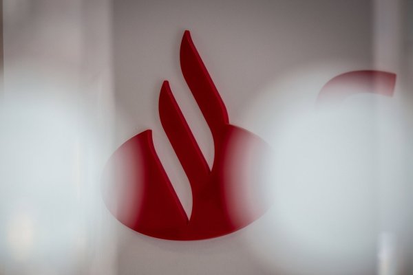 <p>Grupo español Banco Santander aumenta utilidades e ingresos a junio a nuevos récords</p>