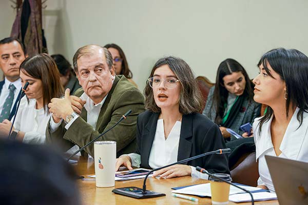 <p>La defensa de Francisco Vidal para financiar TVN: “No tener TV pública implica que los chilenos se van a informar por el grupo Luksic o Heller”</p>