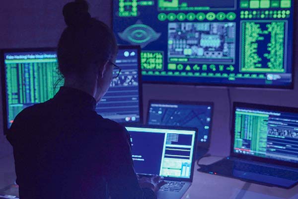<p>Experto alerta que software de inteligencia usados por gobiernos ponen en riesgo la privacidad de las personas</p>