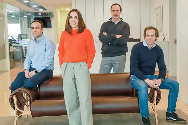 <p>Rodrigo Arriagada (izq. en la foto), Matías Correa y Diego Tirado, socios de Lakpa, y Alicia Arias (der.). Foto: Julio Castro</p>