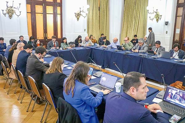 Subsidio eléctrico: Gobierno reafirma propuesta y posterga debate por renegociación de contratos