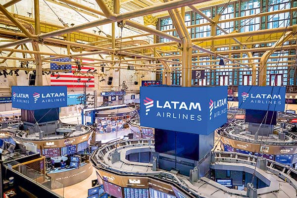<p>ADR de Latam subió en su redebut en Wall Street, pero acción local cayó más de 6% ante ajuste de precios por colocación en EEUU</p>