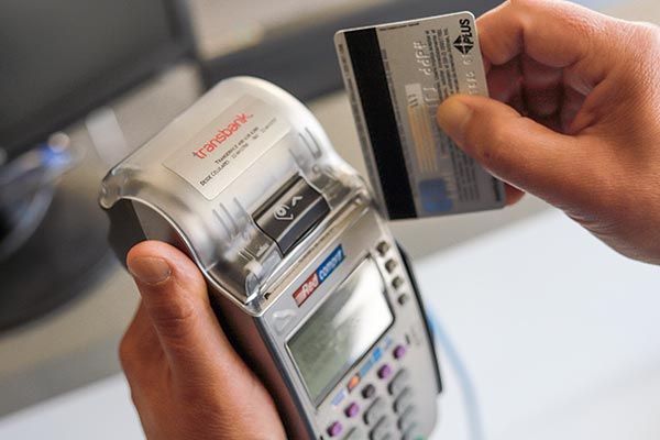 <p>Movimientos en Transbank: gerentas De Gregorio y Ledezma dejan la compañía</p>