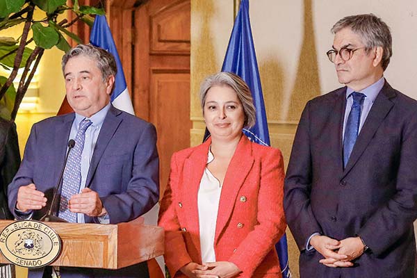 <p>El Gobierno insiste en votar este mes, pero debe ser el presidente de la comisión, el senador Coloma (UDI), quien lo ponga en tabla. Foto: Agencia Uno</p>