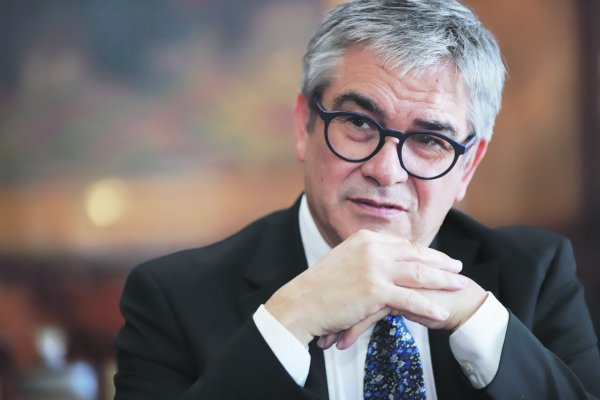 Marcel se baja del viaje presidencial a Emiratos Árabes para centrarse en las discusiones de cumplimiento tributario y pensiones
