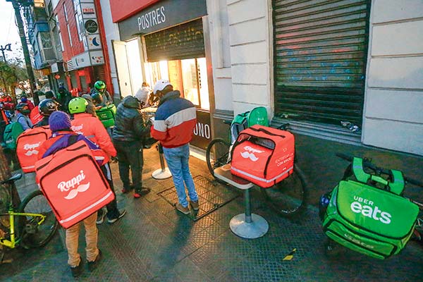 Informalidad sigue disparada entre trabajadores de aplicaciones pese a ley que ya cumplió más de un año