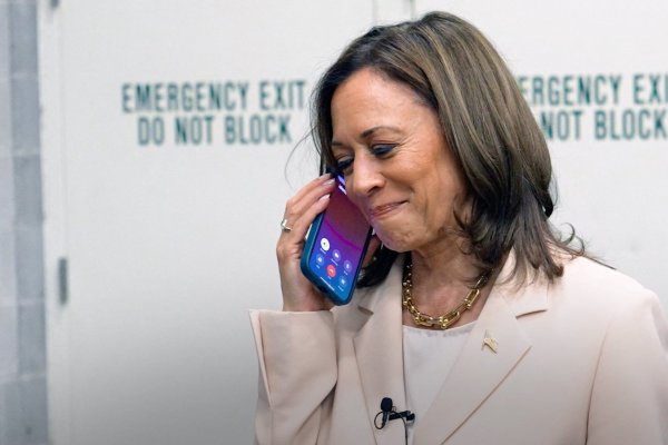 Los Obama apoyan la nominación de Kamala Harris como candidata presidencial en EEUU